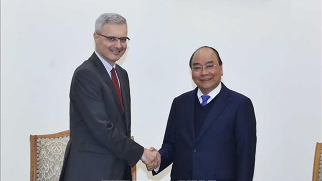 越南政府总理阮春福会见法国驻越大使尼古拉斯·华纳。
