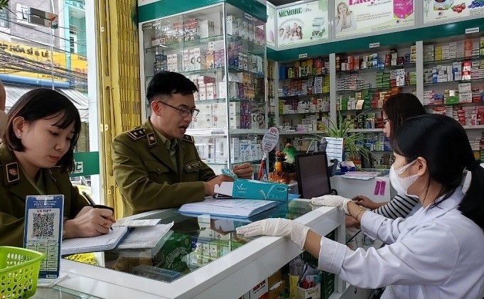 附图：越南职能部门检查防疫物资市场。