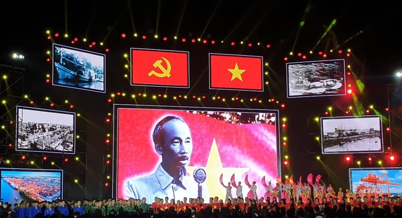 有关胡志明主席的珍贵图片在节目上生动再现。（图片来源：民智网）