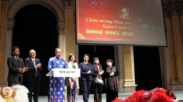 越南驻法国大使阮涉在仪式上向旅居法国越南人社团给予2020新年最美好祝愿。
