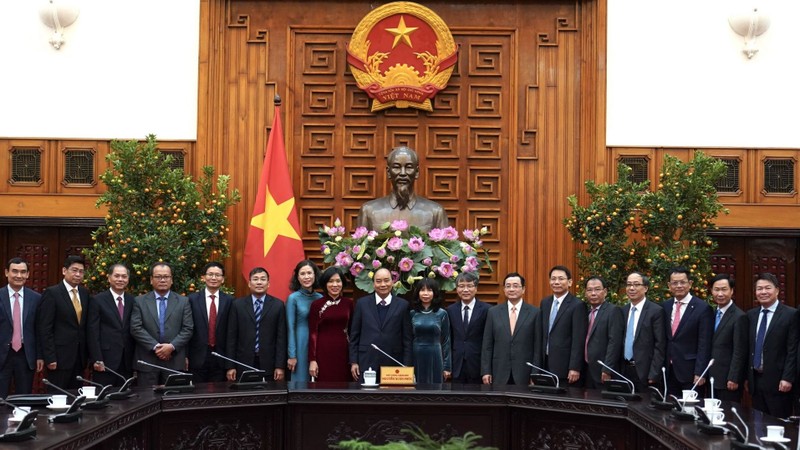 越南政府总理阮春福和越南驻外大使、代表机关首席代表。（图片来源：VGP）