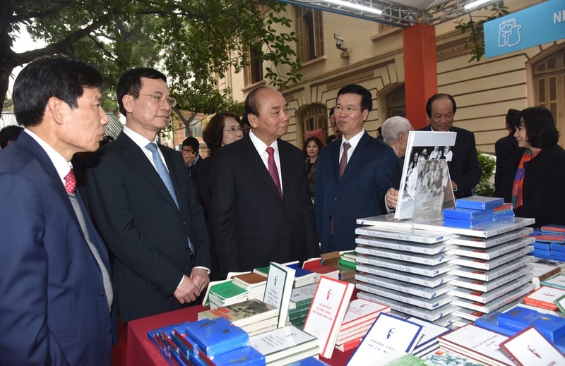 阮春福总理参观图书展。（陈海 摄）