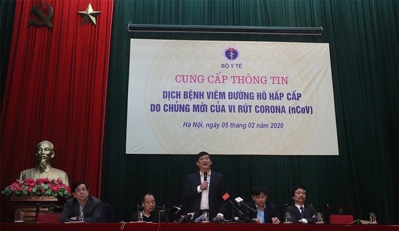 阮青龙副部长主持发布会。（图片来源：都市经济报）