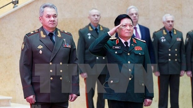 俄罗斯联邦国防部部长谢尔盖·绍伊古大将为越南国防部部长吴春历大将举行欢迎仪式。（图片来源：越通社）