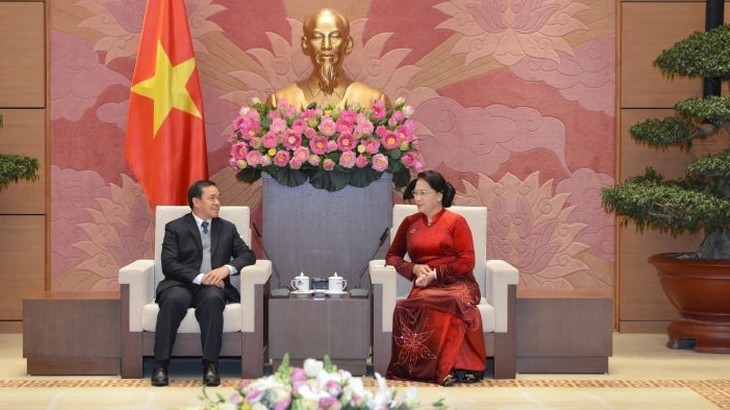 越南国会主席阮氏金银会见森菲特•宏本让大使。（图片来源：VOV）