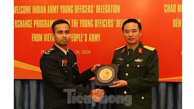 印度青年军官代表团团长向越南青年军官代表团团长授予纪念品。（图片来源：先锋报）