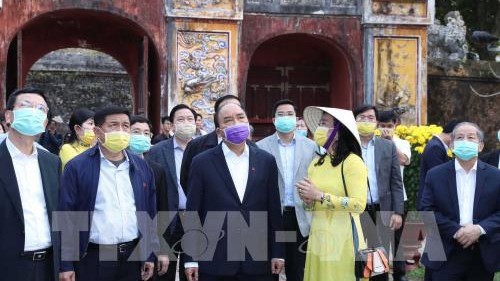 越南政府总理阮春福检查承天顺化省新冠肺炎疫情防控工作。（图片来源：越通社）