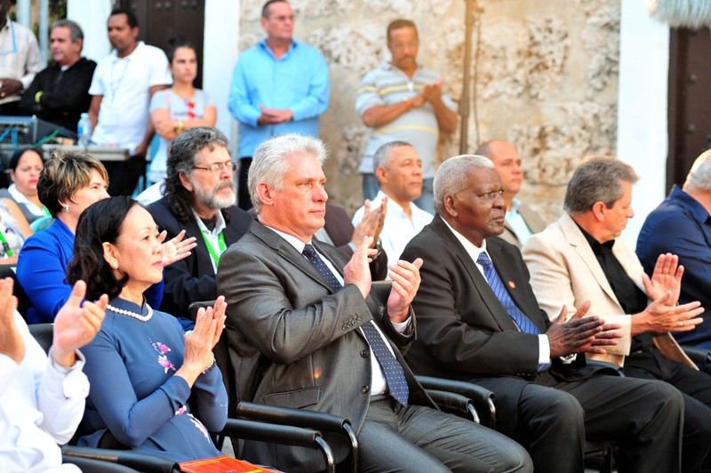 张氏梅同志与古巴领导人在哈瓦那国际书展上。（图片来源：越通社）