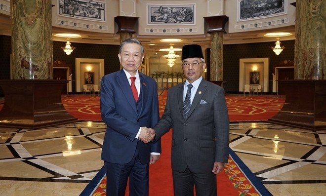 公安部长苏林与马来西亚最高元首苏丹阿都拉。（图片来源：公安报网）