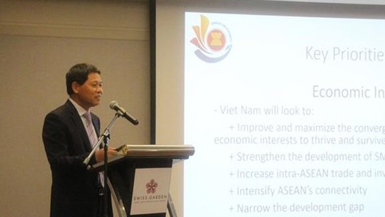 越南驻马来西亚特命全权大使黎贵琼发表讲话。