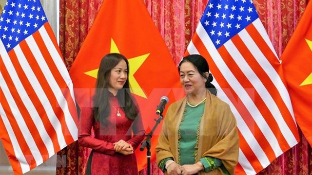 缅甸驻美国大使夫人Kay Thi Kyi Wynn（右）担任东盟华盛顿妇女协会2020年轮值主席。