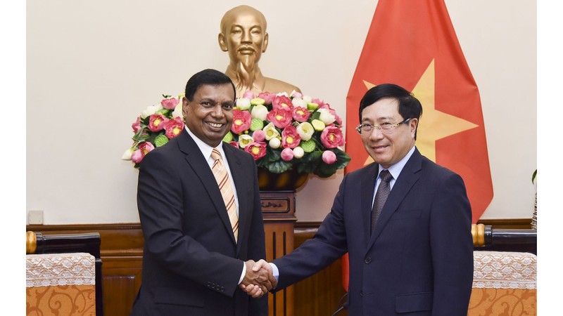 越南政府副总理兼外交部长范平明会见斯里兰卡驻越南大使。（图片来源：VGP）