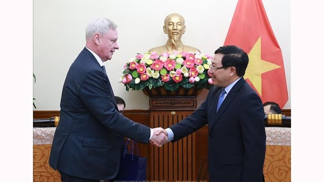 越南政府副总理兼外交部长范平明会见俄罗斯外交部第一副部长。（图片来源：越通社）