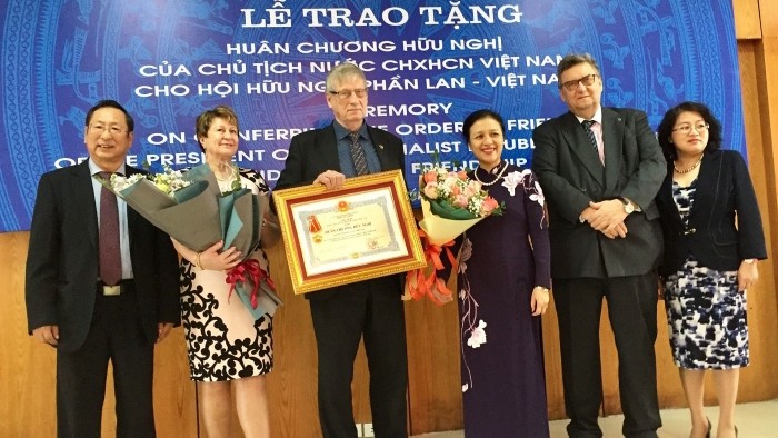 越南友好组织联合会主席阮芳娥大使向芬兰—越南友好协会授予友谊勋章。