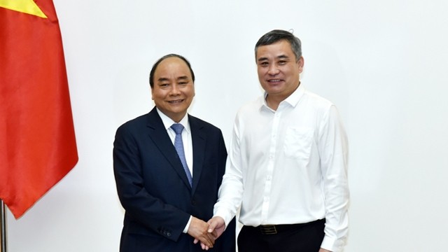 阮春福总理与天虹越南纺织股份有限公司总经理陶晖握手。（陈海 摄）