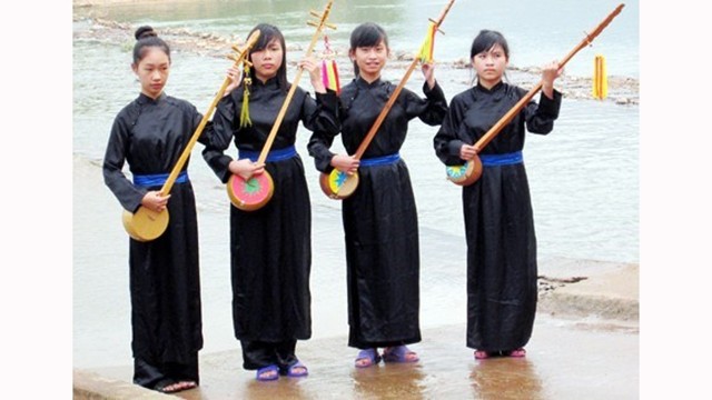 广宁省岱依族同胞的丁琴。