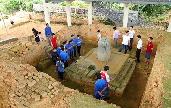 附图：游客参观吉仙考古遗迹区。