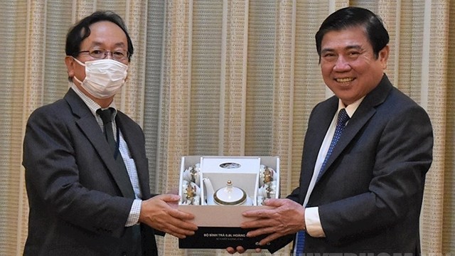 胡志明市人民委员会主席阮诚峰与日本国际协力机构驻越首席代表小中哲夫。