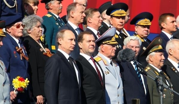 俄罗斯总统普京等领导出席并观看阅兵仪式。