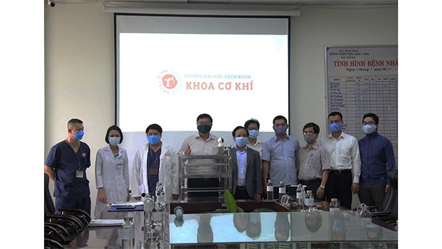 岘港市妇产儿童医院接受由百科大学赠送的BK-AntiCovid机器人。（图片来源：越通社）