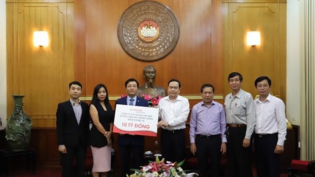 越南祖国阵线中央委员会主席陈青敏接收企业界的捐赠资金。
