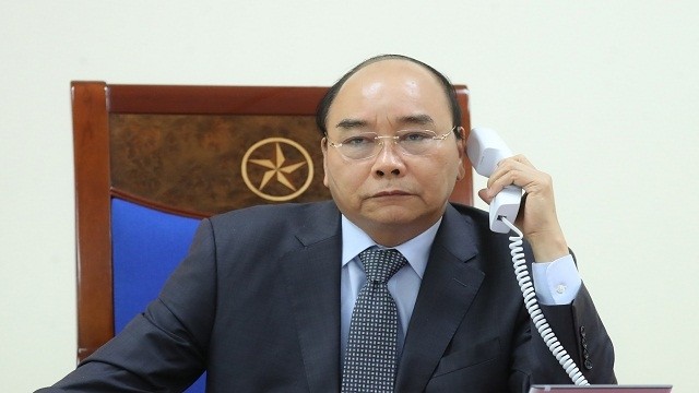 越南政府总理阮春福与老挝总理通伦和柬埔寨首相洪森通电话。（图片来源：VGP）