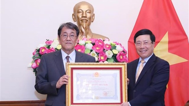 政府副总理兼外交部长范平明授予日本驻越南大使梅田邦夫的友谊勋章。