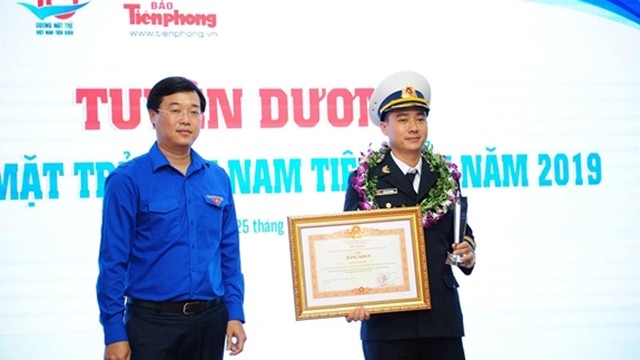 黎国峰同志向获得2019年越南模范青年奖代表授予奖状。