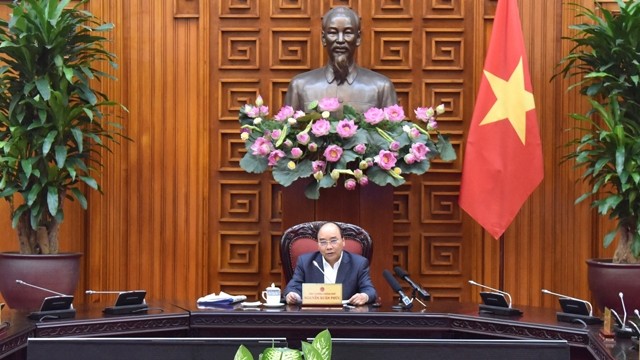 阮春福总理在会上讲话。（陈海 摄）