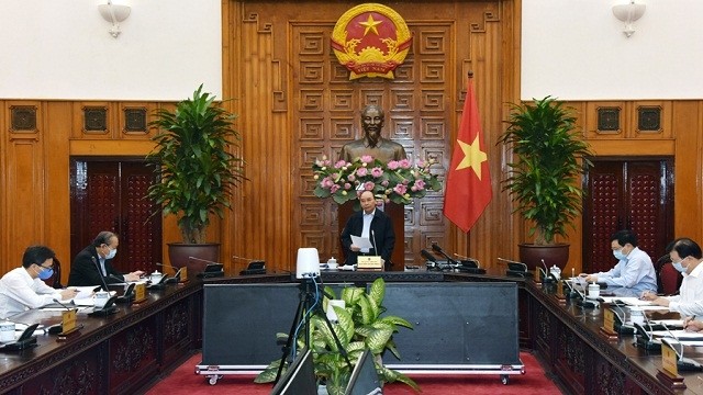 阮春福总理主持新冠肺炎疫情防控工作政府常务委员会工作会议。（陈海 摄）