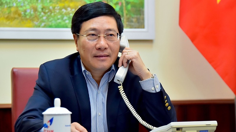 越南政府副总理兼外交部长范平明与澳大利亚外长通电话。（图片来源：VGP） 
