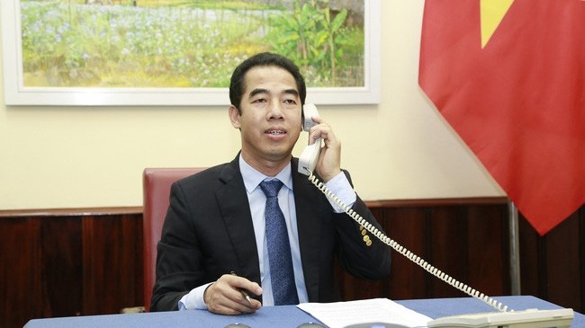 越南外交部副部长与英国务卿通电话。（图片来源：VTV）