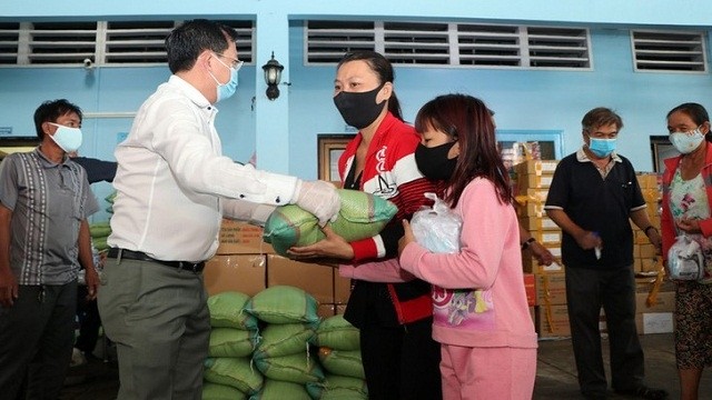 柬埔寨越南企业俱乐部主席阮青勇向柬埔寨人民赠送慰问品。