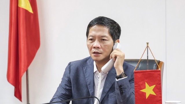 越南工贸部部长陈俊英与中国海关总署署长倪岳峰和中国商务部部长钟山通电话。