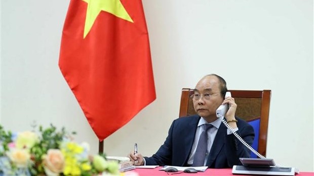 越南政府总理阮春福与日本首相安倍晋三通电话。（图片来源：越通社）