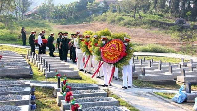承天顺化省为15具在老挝牺牲的越南烈士遗骸举行追悼会和安葬仪式。（图片来源：越通社）
