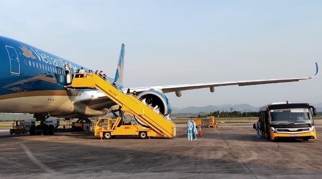 VN18号航班安全降落在云屯国际机场。（图片来源：人民报网）