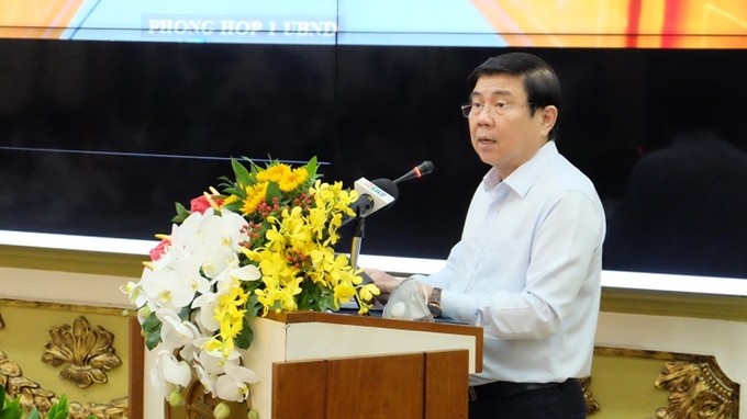 胡志明市人民委员会主席阮成峰发表讲话。