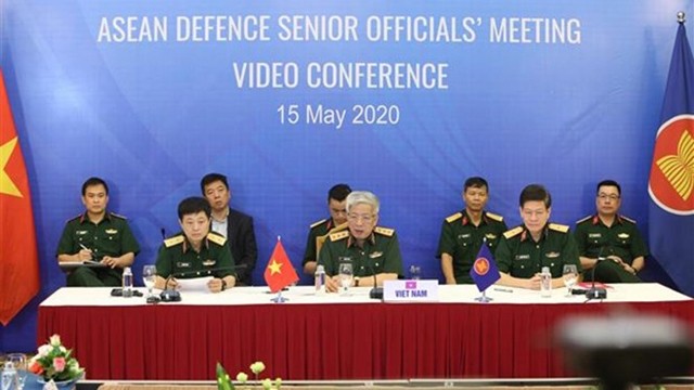 越南国防部副部长、越南东盟国防高官会代表团团长阮志咏上将主持会议。（图片来源：越通社）