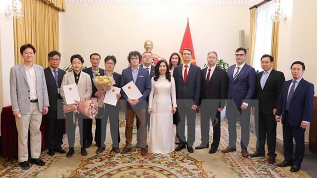 越南外交部新闻司司长黎氏秋姮和各位代表合影。（图片来源：越通社）