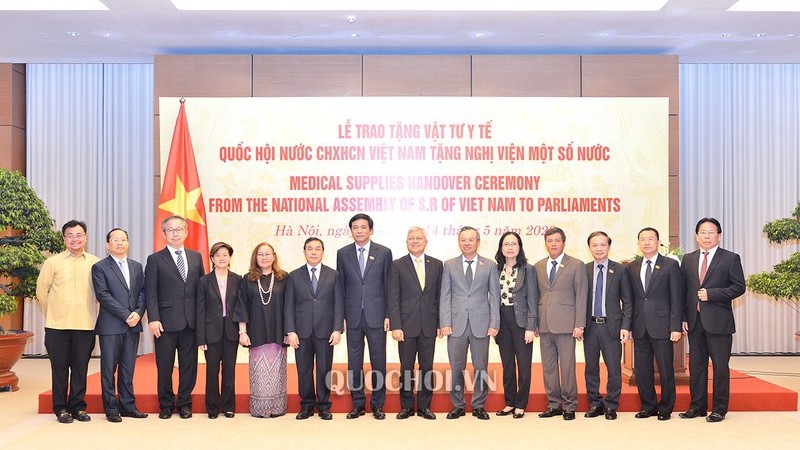 越南国会向各国议会赠予医疗物资。（图片来源：国会门户网站）