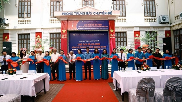 “胡志明主席与越南工人阶级和工会组织”专题展览会开幕剪彩仪式。