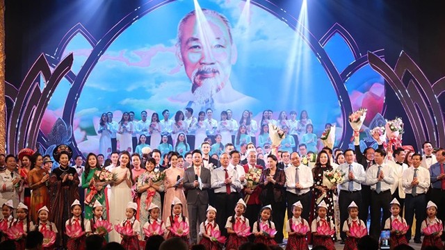 越南领导人上台祝贺艺术家们。（图片来源：越南之声）