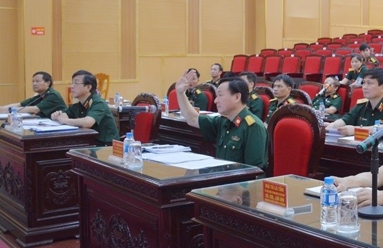 阮云江大校（中）主持会议。（图片来源：人民军队报网）