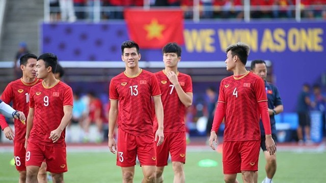越南U23足球队前锋阮进灵（中）。