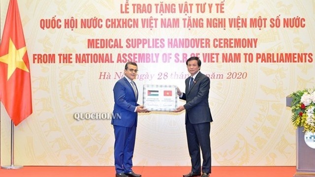越南国会向非洲和中东国家议会赠送医疗物资。（图片来源：国会官网）