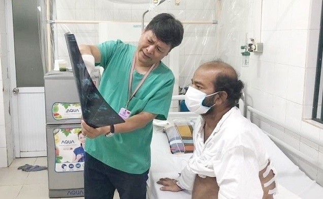 患有痈病的斯里兰卡患者得到精心治疗。