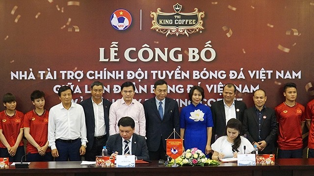 越南国足队赞助商公布仪式。（陈海 射）
