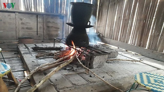 泰族同胞的高脚屋炉灶。