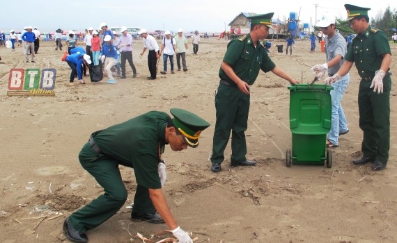 太平省武装力量和青年在当地海滩进行清洁卫生。（图片来源：太平报网）